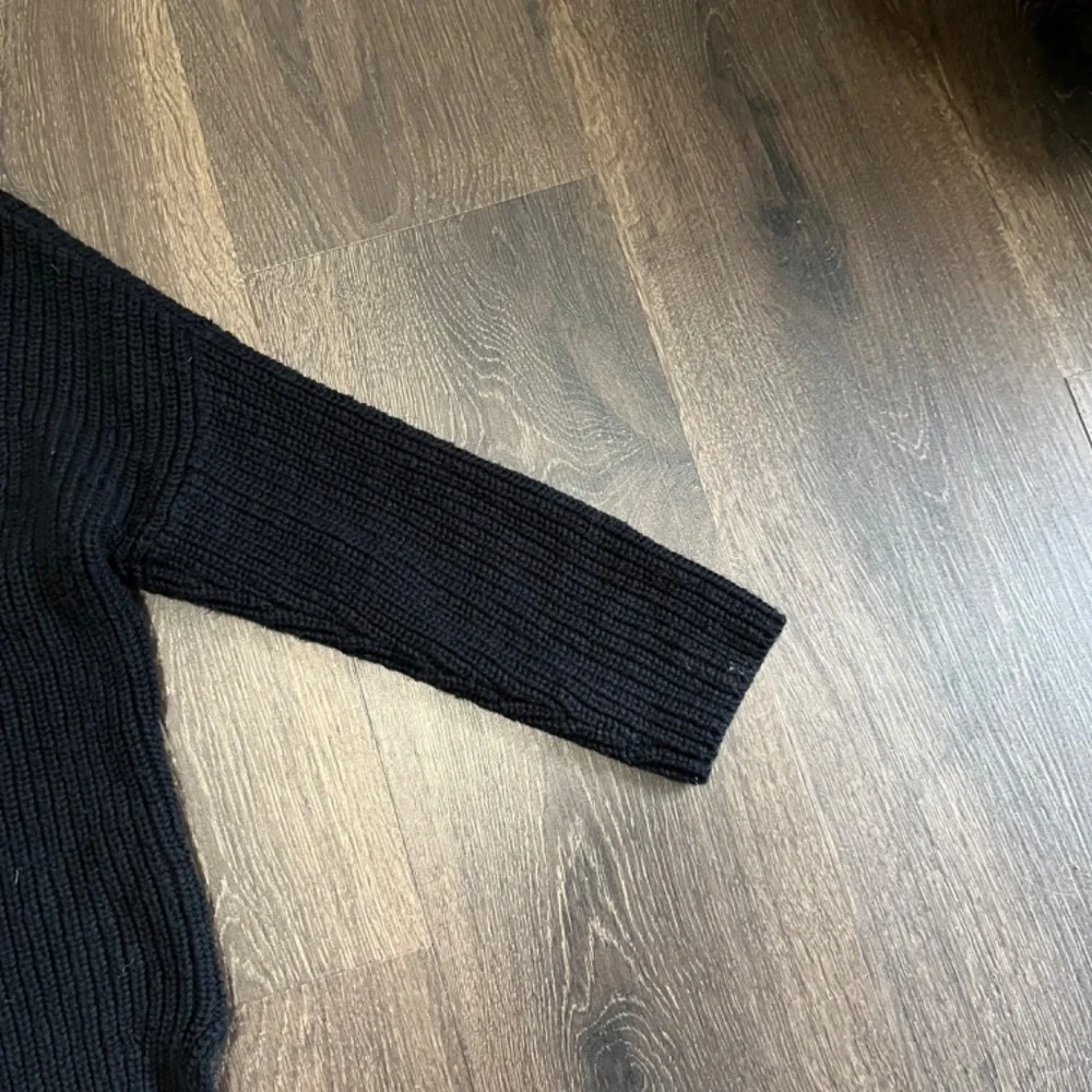 EXPRESS  Black V Neck Sweater/Size Small